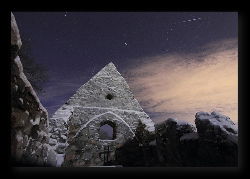 5 Geminids in moonlight and churchruin